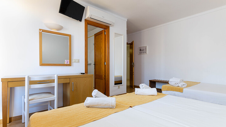 Standard Triple Room 